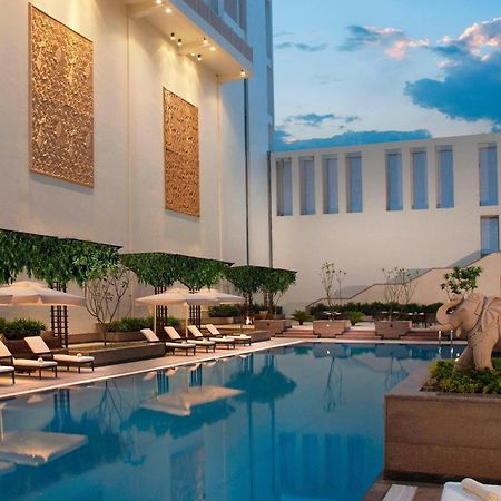 Jaipur Marriott Hotel Exteriör bild The pool at the Taj Mahal Palace