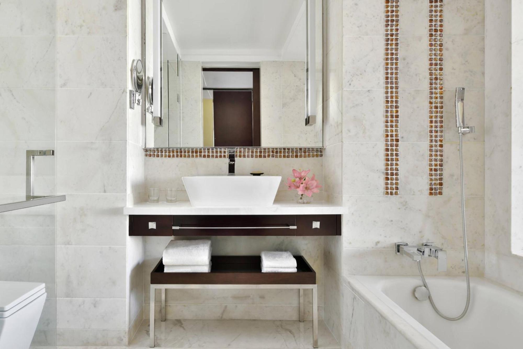 Jaipur Marriott Hotel Exteriör bild Bathroom