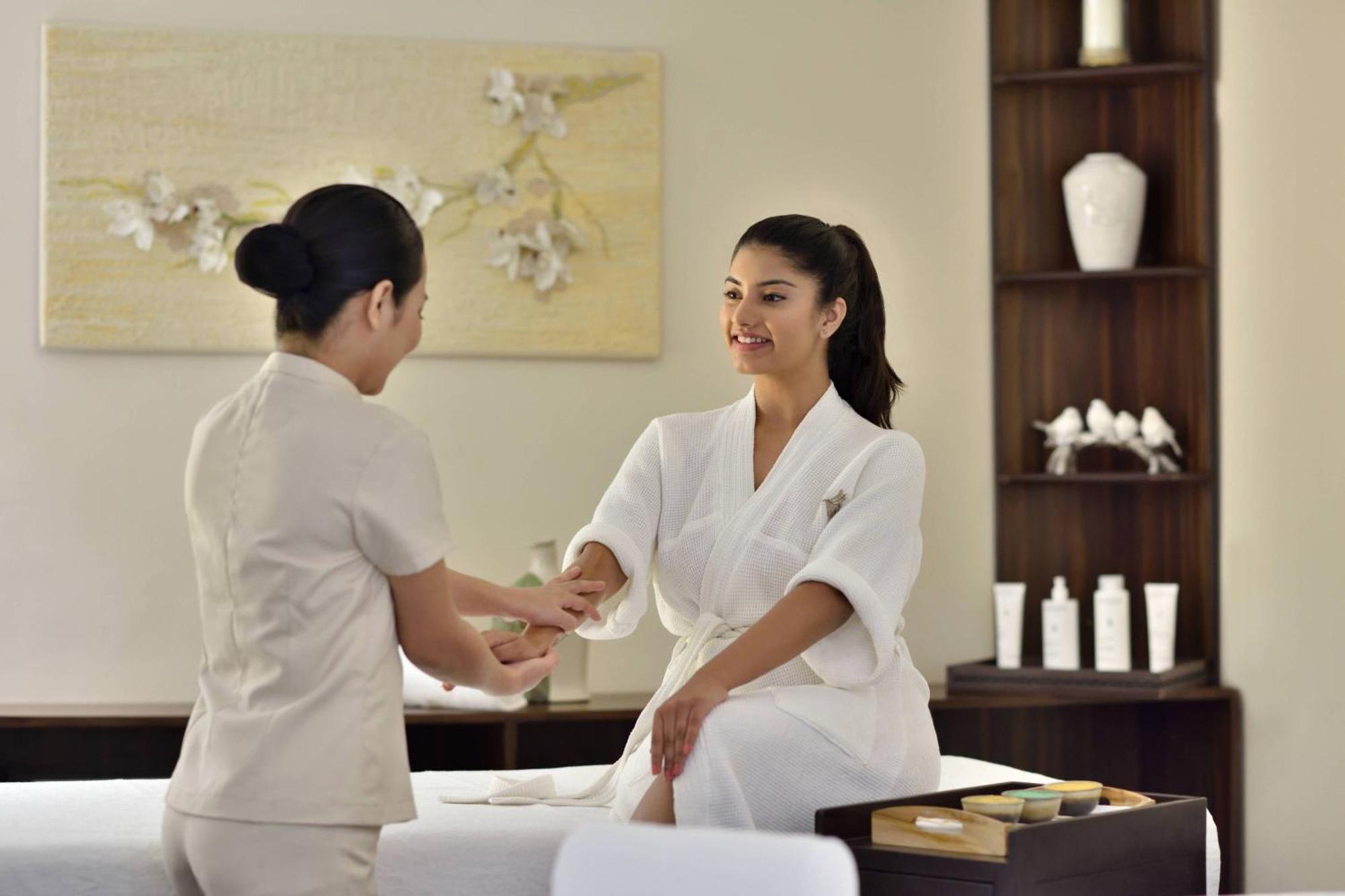 Jaipur Marriott Hotel Exteriör bild A spa treatment