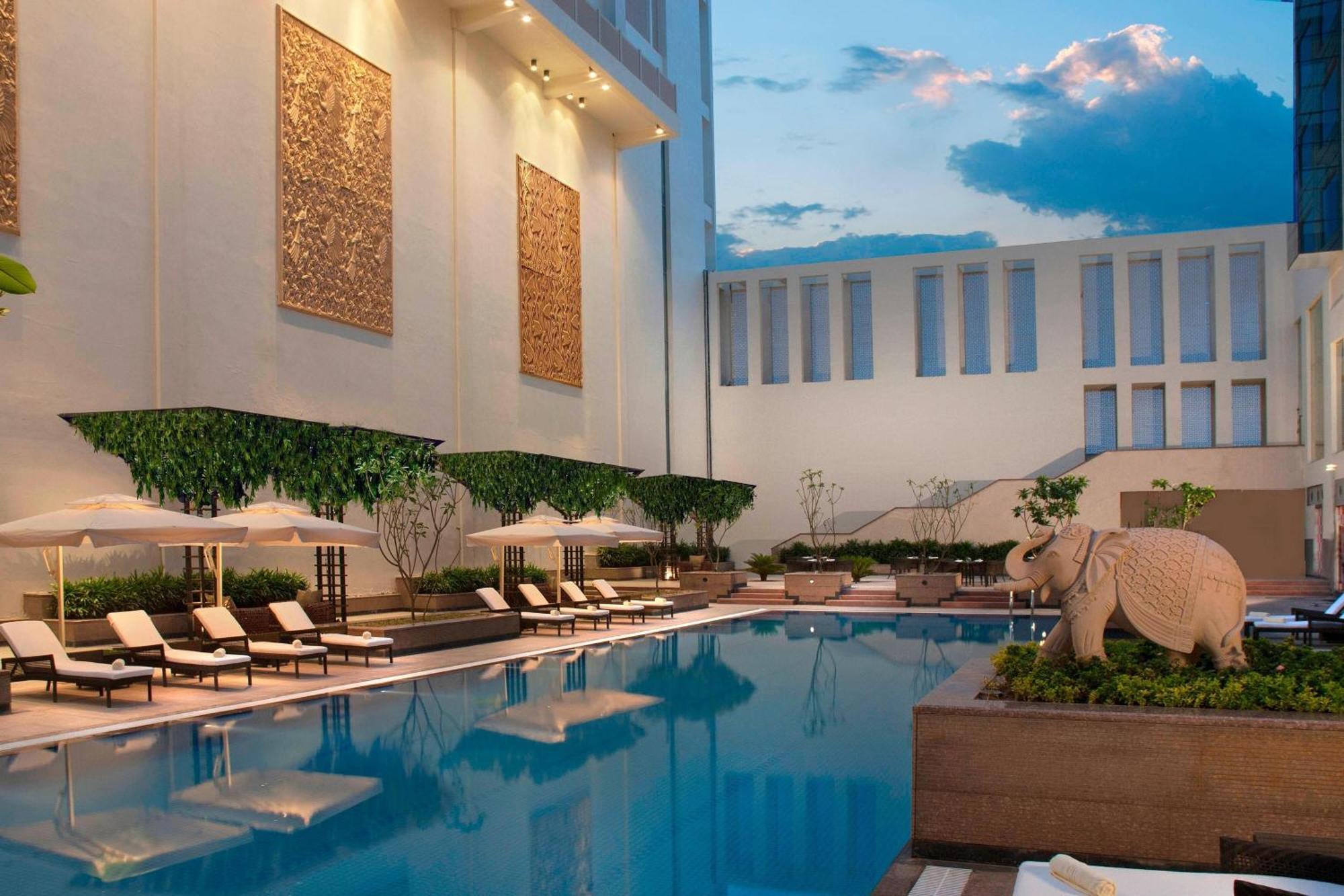 Jaipur Marriott Hotel Exteriör bild The pool at the Taj Mahal Palace
