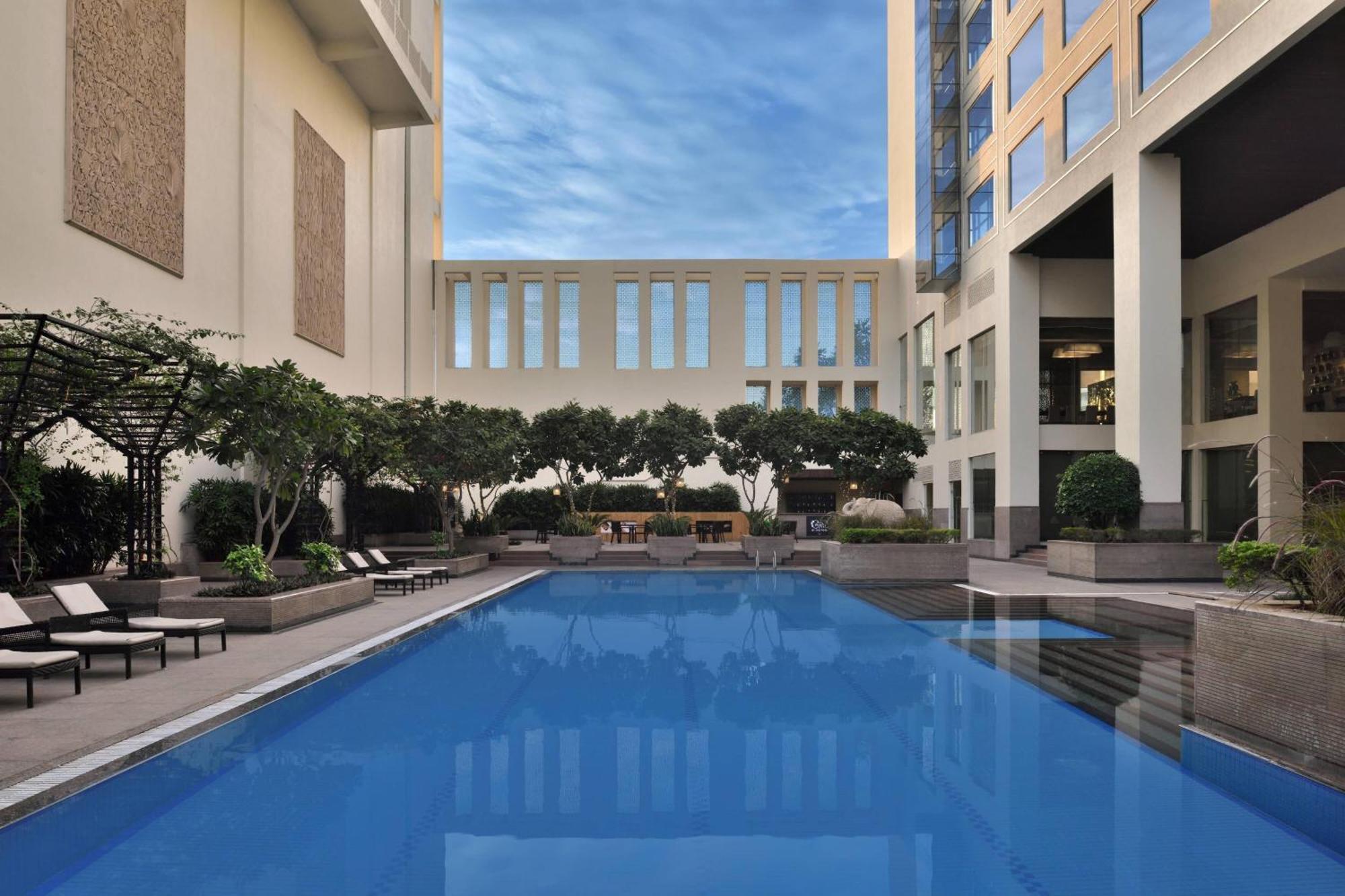 Jaipur Marriott Hotel Exteriör bild The pool at the hotel