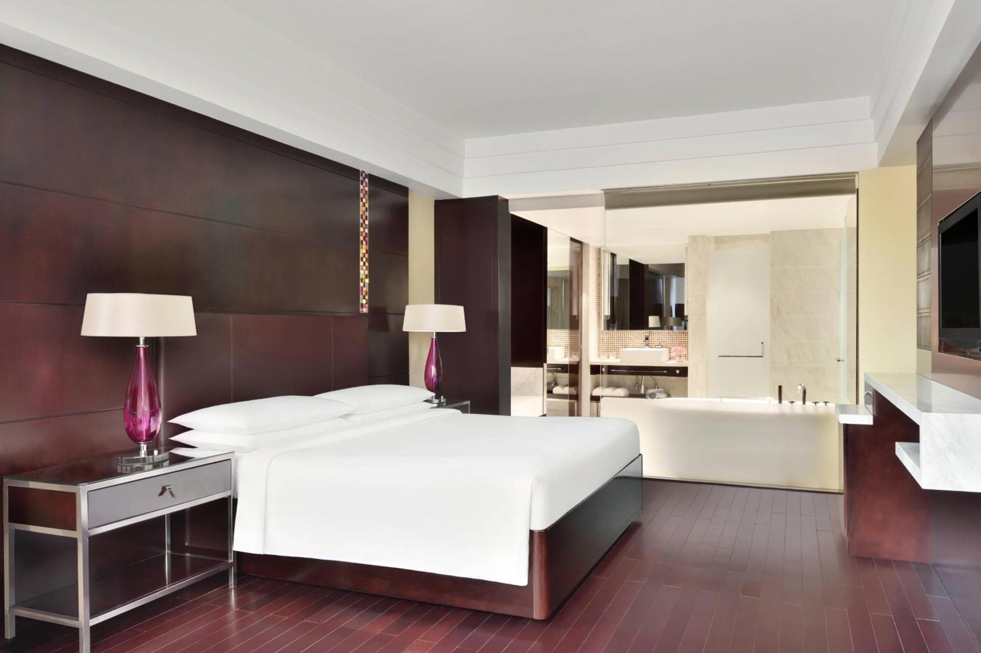 Jaipur Marriott Hotel Exteriör bild A guest room at the hotel