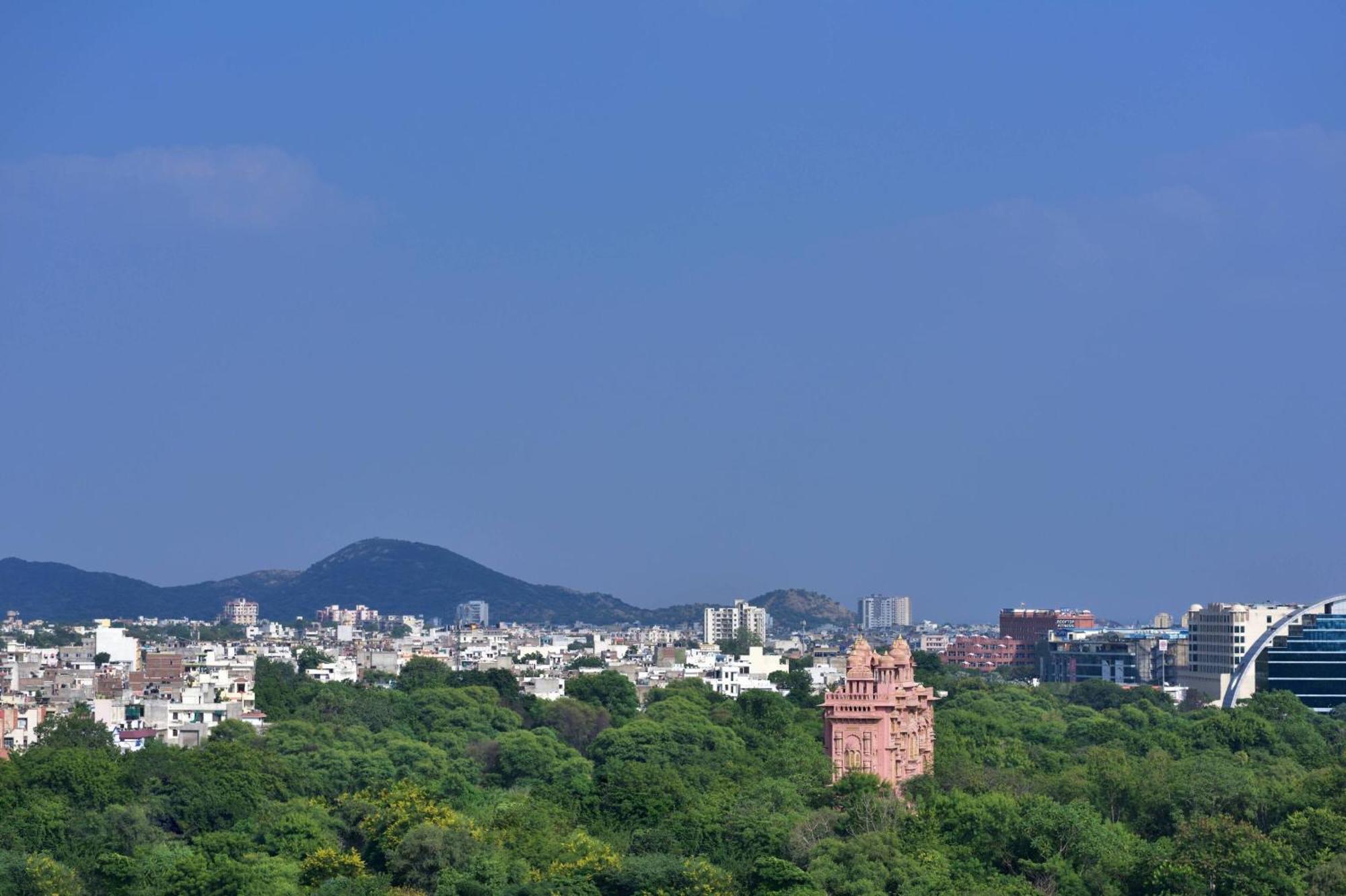 Jaipur Marriott Hotel Exteriör bild View of the city