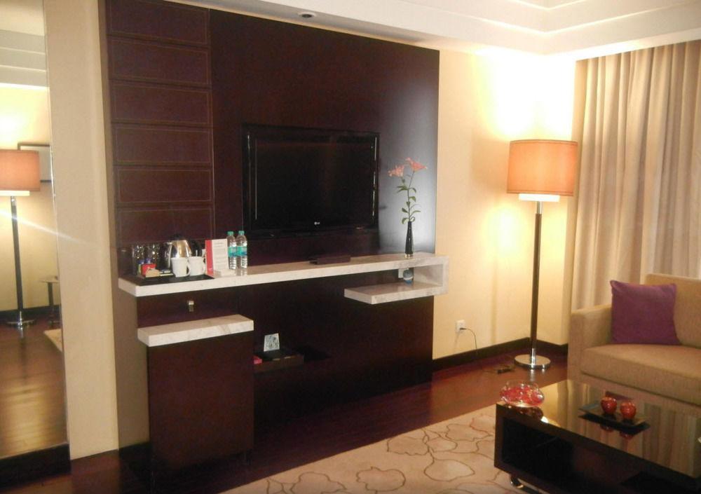 Jaipur Marriott Hotel Exteriör bild A television set in a hotel room