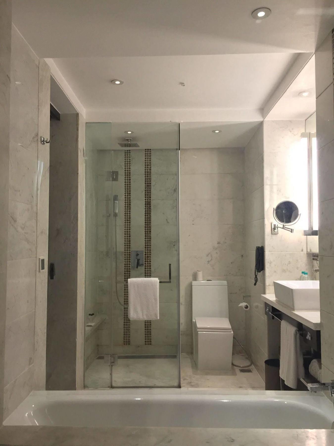 Jaipur Marriott Hotel Exteriör bild Bathroom of a hotel room