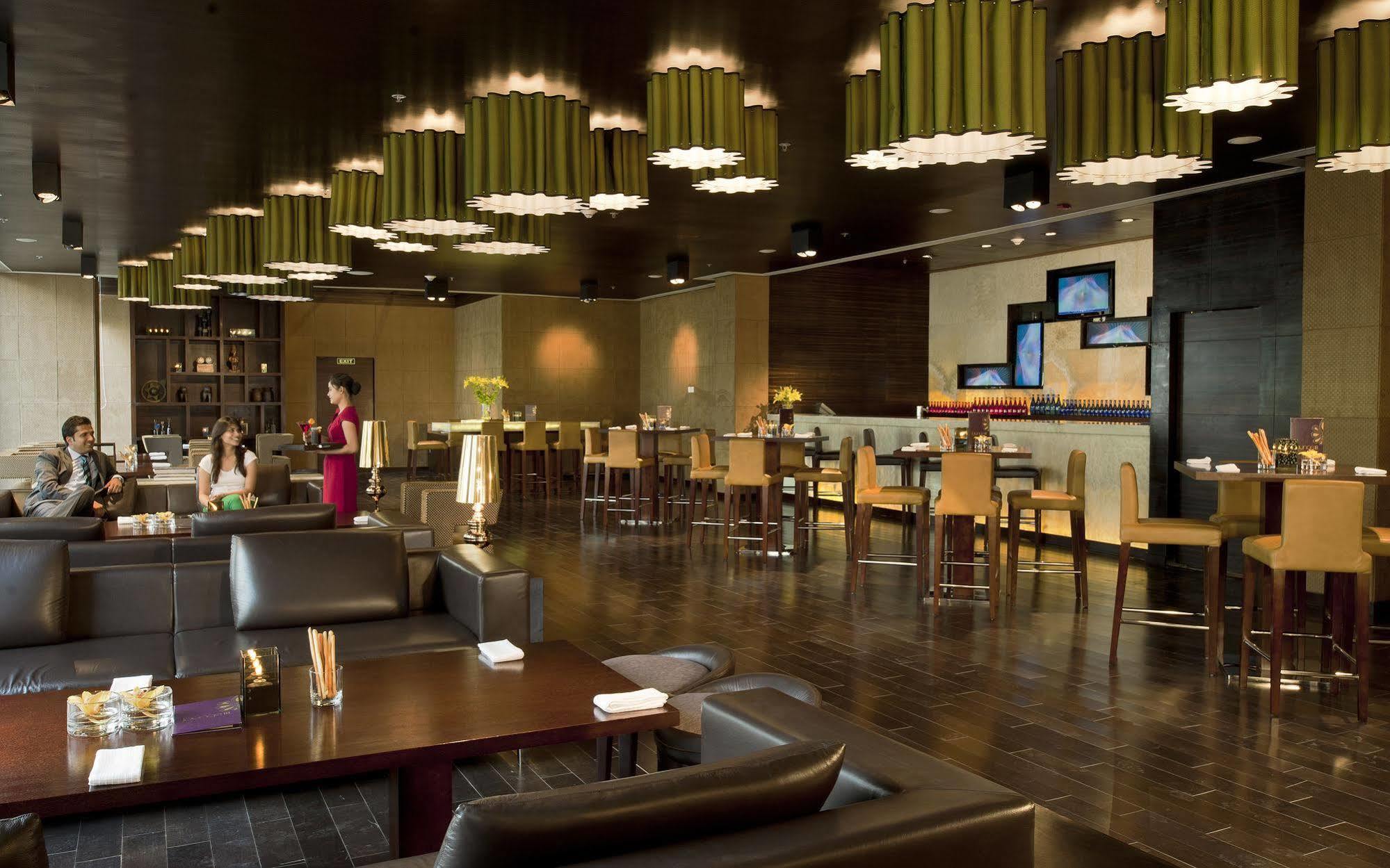 Jaipur Marriott Hotel Exteriör bild The interior of the lounge
